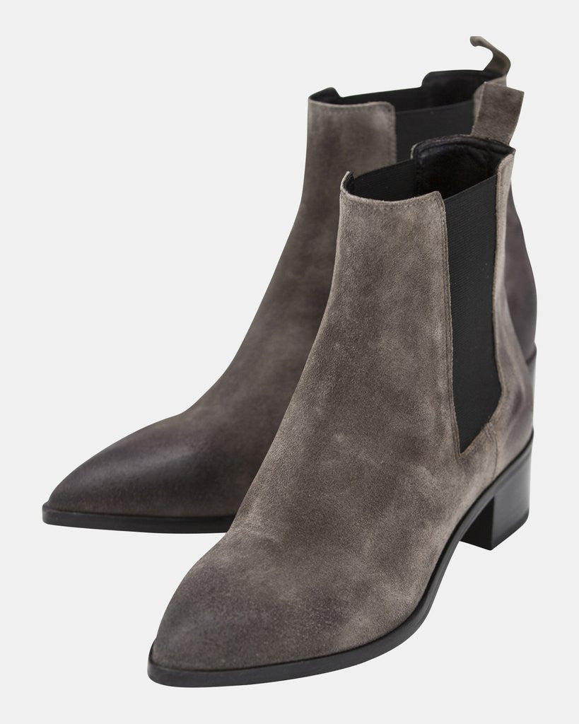 Point toe ankle boot 